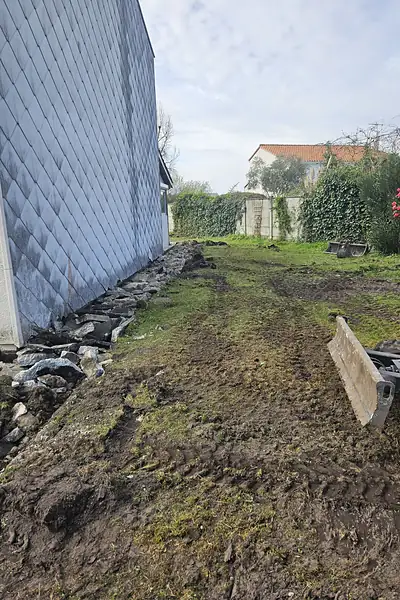 Terrassement : Démolition & terrassement en pied de façade, Eysines (Gironde)