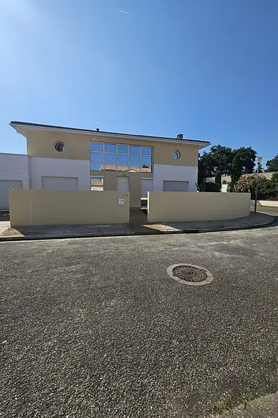 Après : Murs enduits & cour en béton désactivé, Bordeaux (Gironde)