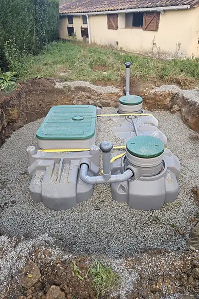 Avant : Filtre compact & pompe de relevage, Cussac-Fort-Médoc (Gironde)