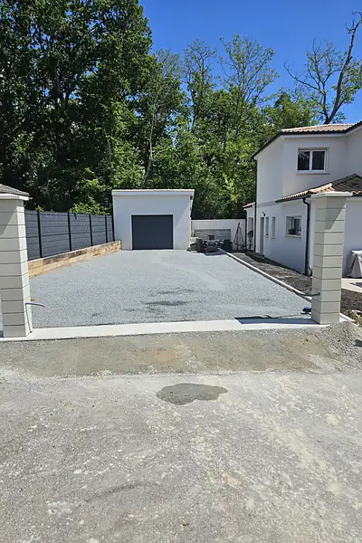 Après : Piliers, seuil béton & cour en gravier, Blanquefort (Gironde)