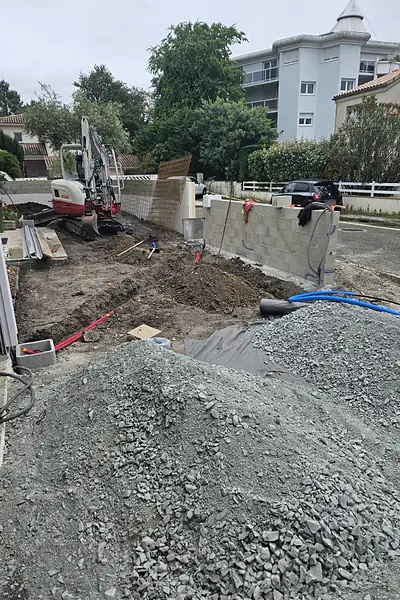 Après : Rehausse de mur & passage des réseaux, Bordeaux (Gironde)