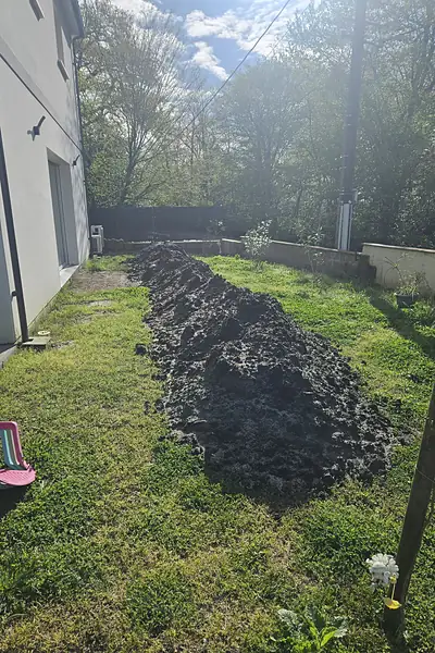 Avant : Apport & régalage de terre végétale, Blanquefort (Gironde)