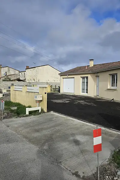 Après : Seuil béton & cour en enrobé, Listrac-Médoc (Gironde)
