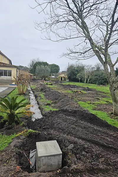Avant : Pose de drain & étalement des terres, Listrac-Médoc (Gironde)