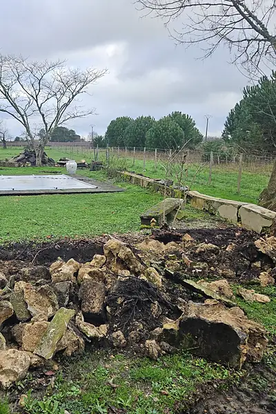 Démolition : Démolition d'un vieux mur en pierre, Listrac-Médoc (Gironde)