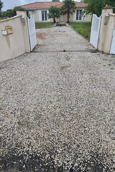 Avant : Bordures P1 & empierrement diorite, Blaye (Gironde)