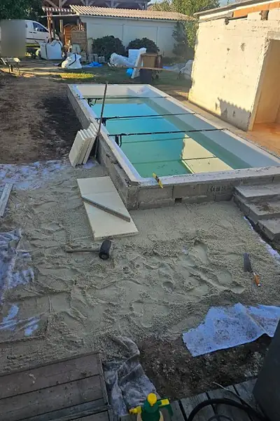 Avant : Piscine coque & terrasse en dalles pierre, Créon (Gironde)