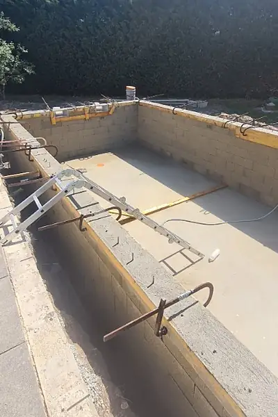 Avant : Coulage de la ceinture béton, Listrac-Médoc (Gironde)